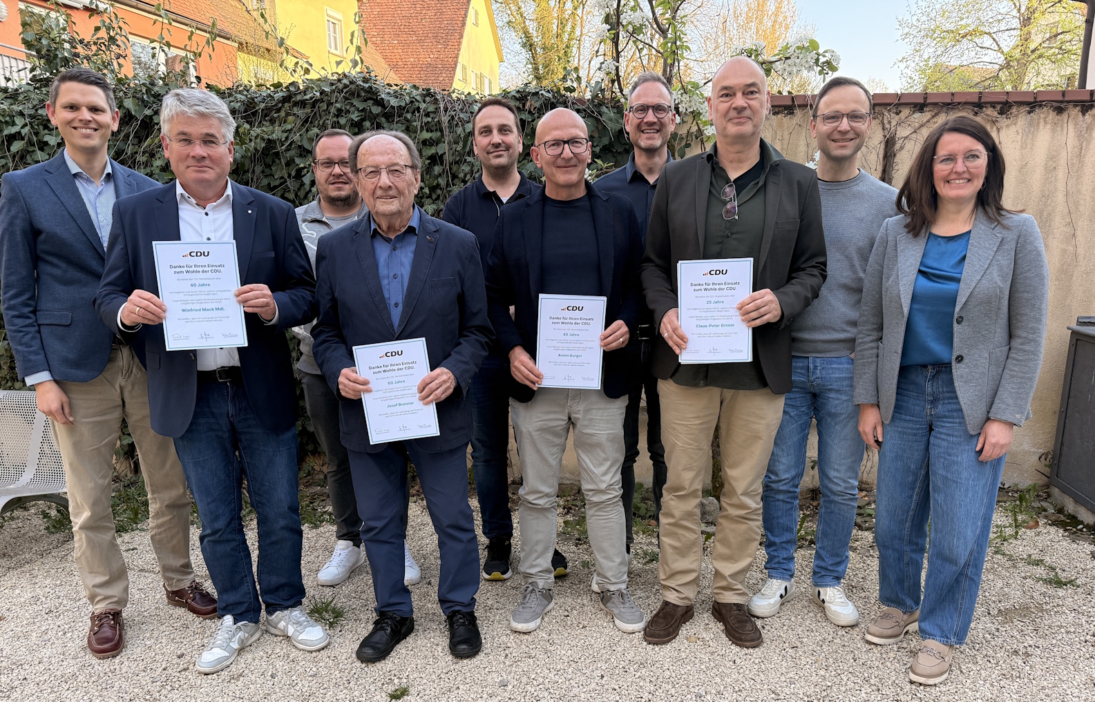 Vorsitzender Christoph Kilian Mayer (l.) mit den geehrten Mitgliedern.